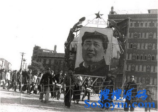 罕见的毛泽东敬军礼